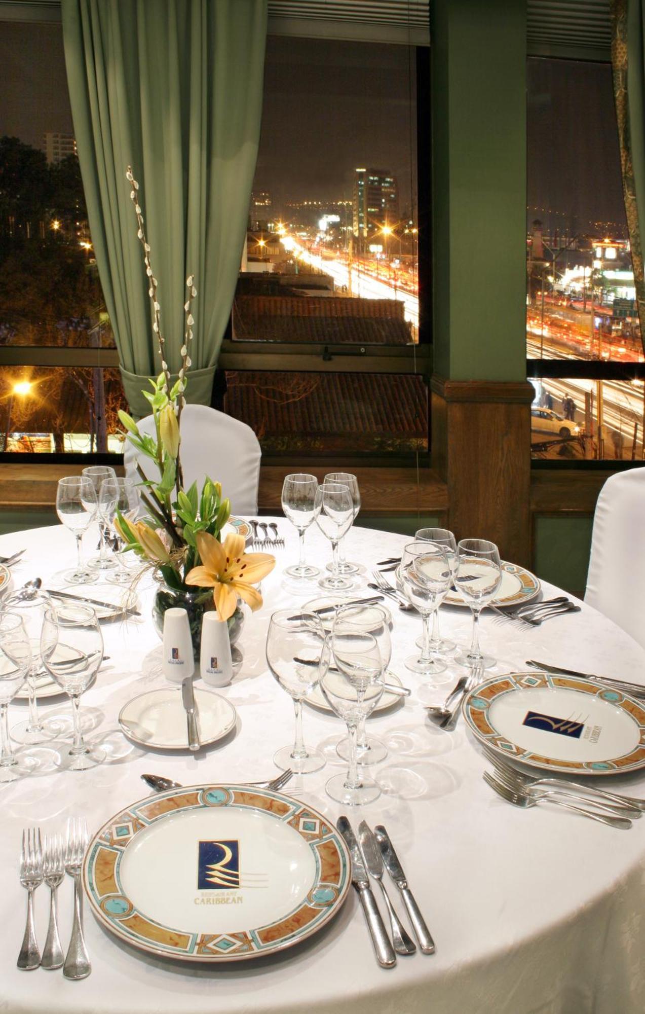 Hotel Regal Pacific Santiago Kültér fotó A table set for dinner