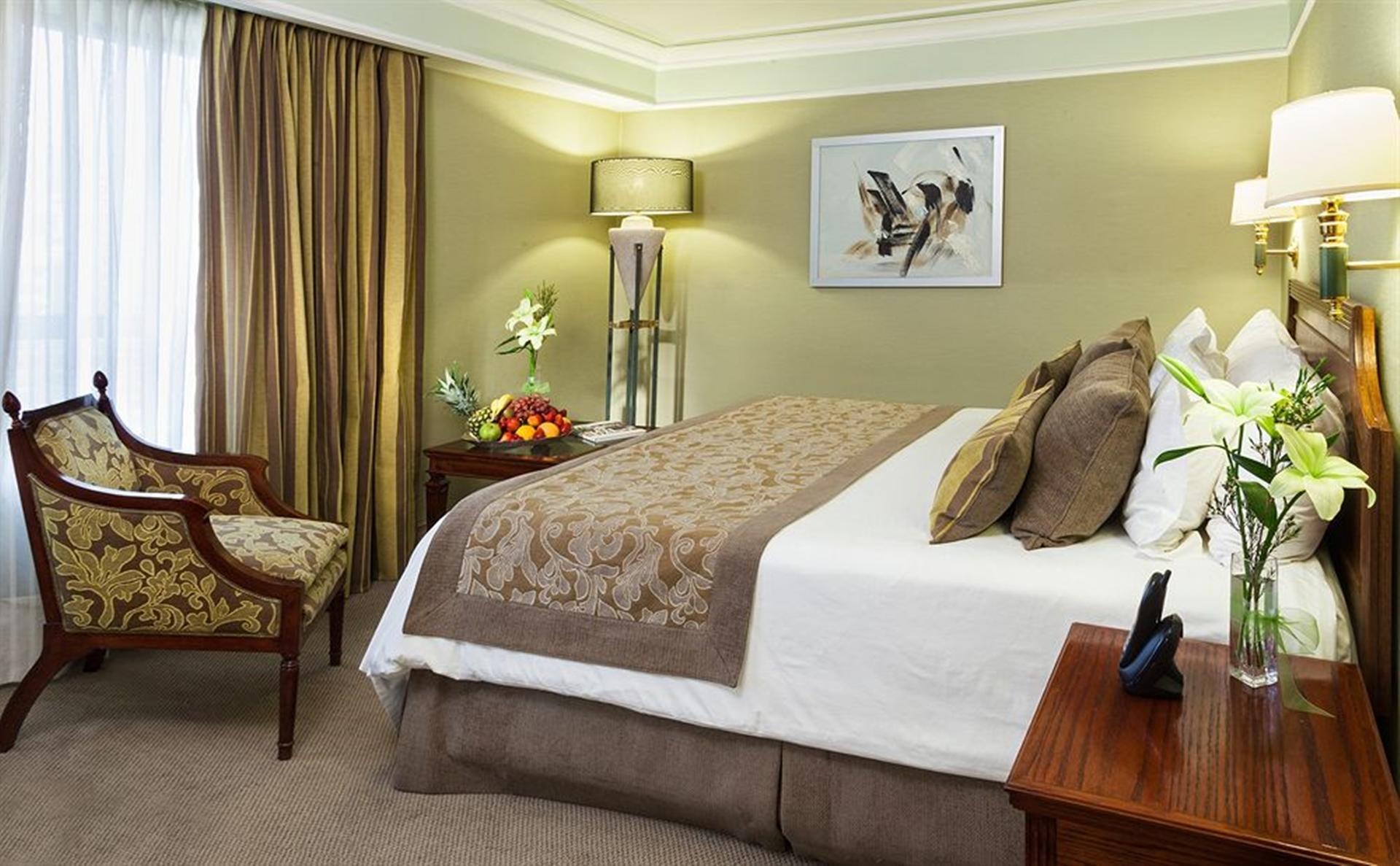 Hotel Regal Pacific Santiago Kültér fotó A bedroom at the InterContinental London