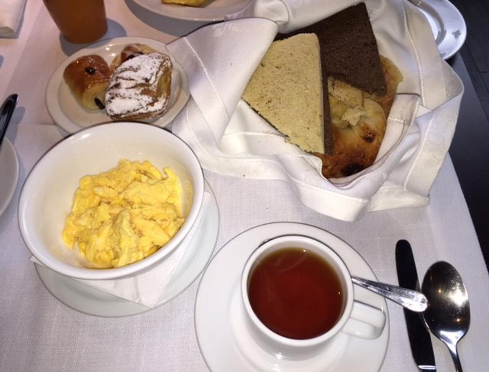 Hotel Regal Pacific Santiago Kültér fotó A typical breakfast at the restaurant
