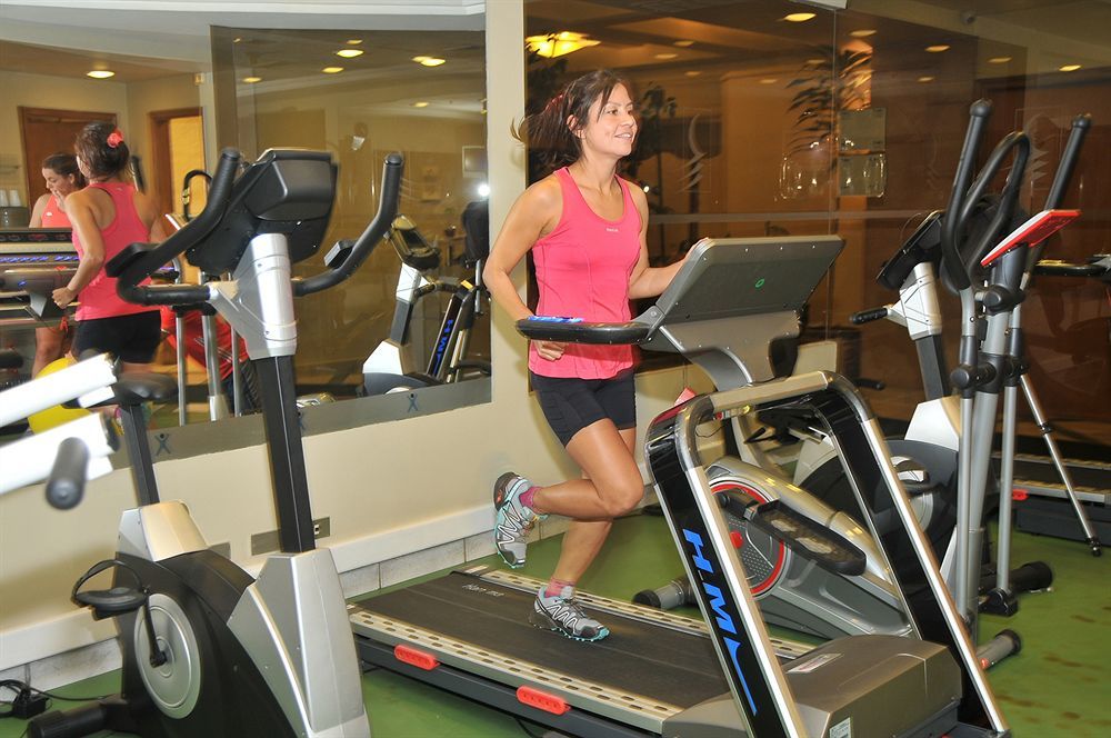 Hotel Regal Pacific Santiago Kültér fotó A woman on a treadmill